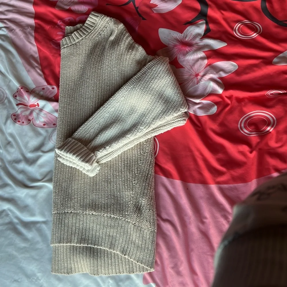 American Eagle Women's Cream Sweater - Picture 2 of 3